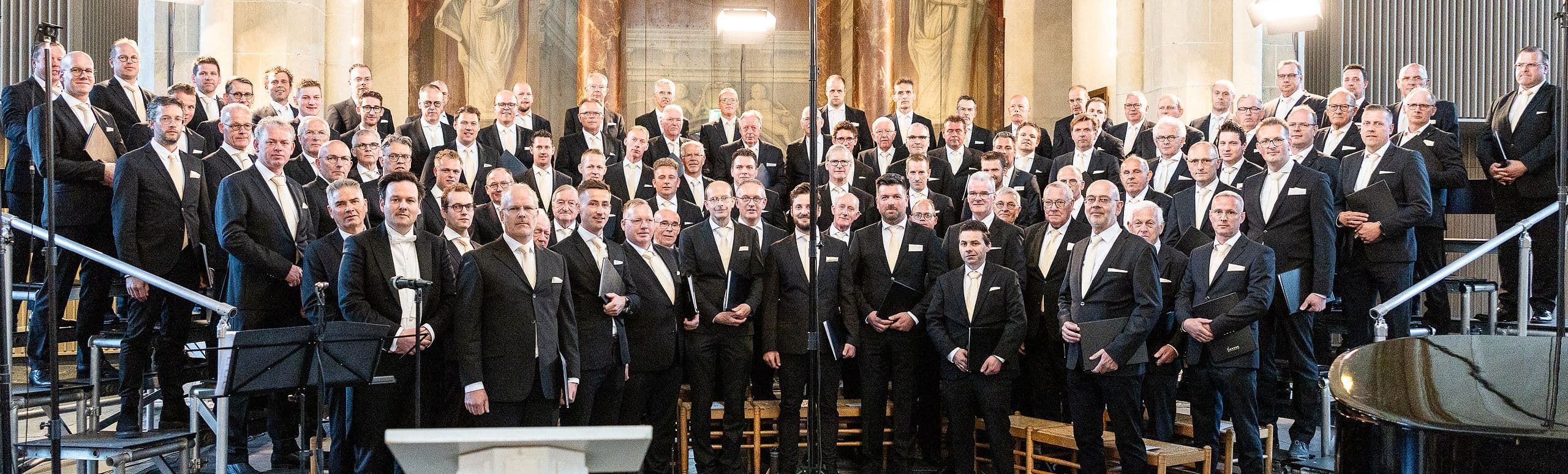 Het Garder Mannenkoor tijdens het bevrijdingsconcert in de Bovenkerk