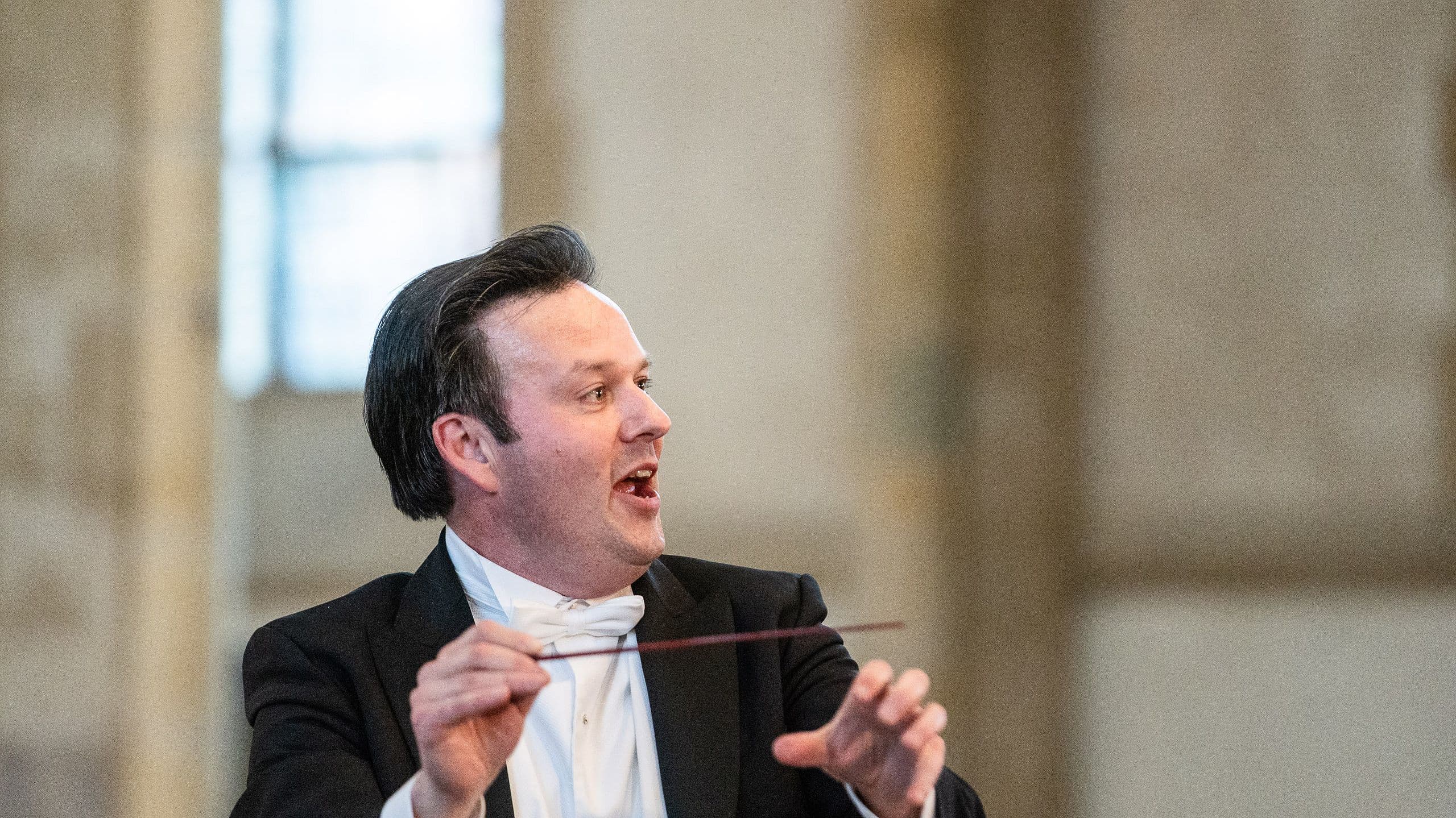 Sjaak van Wijngaarden dirigeert het Garder Mannenkoor